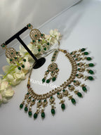 Simplistic bottle green necklace set